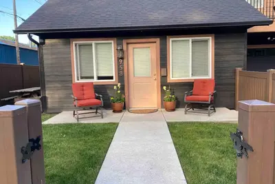 Image de Darling Downtown Cottage - summer in Cda!