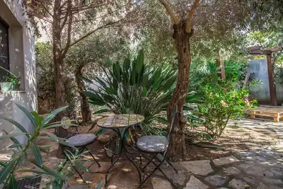 Image de Cozy apartment of 60 sqm located on the ground floor (some steps to access), can comfortably accommodate up to 4 people. The property is situated in an area provided by all the main services: bars, restaurants, supermarkets, pharmacy. Just 6 km from Olbia