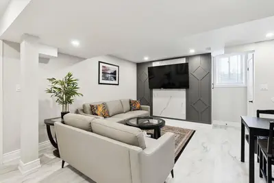 Image de Baker Hill Executive Suite - 2 Bedroom Basement Apartment w/ Full Kitchen & Bath