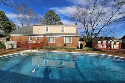 Image de 5-Br Home with Pool Near Collierville - Primary Master Bedroom Downstairs.