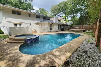 Image de Southern-Inspired 5-Br Luxury Home with Pool & Jetted Tub - Simply Marvelous.