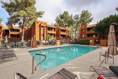 Image de Poolside Garden Level Condo - 2 Bedroom