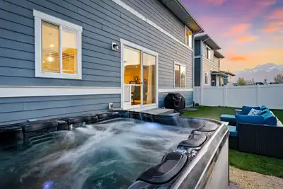 Image de Extended Stay Townhome w/ Hot Tub & Yard