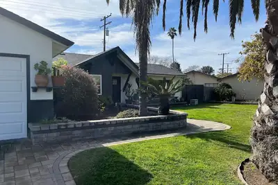 Image de Clean 3 Br 2 Ba w hot tub, yard, Ac, near beaches, Ucsb. Dog ok, great tour base