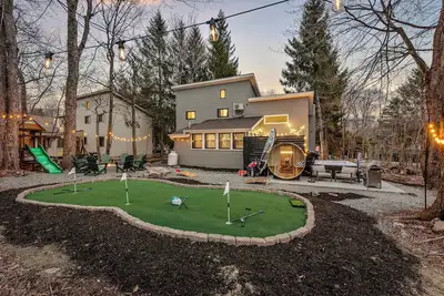 Image de Sleeps 15~Sauna~Hot Tub~Fire Pit & Putt Putt!