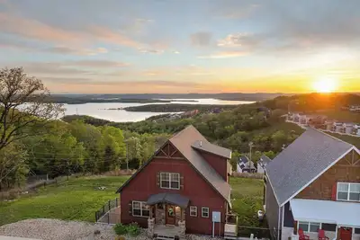 Image de Gorgeous Hilltop Lake View! Great Location!