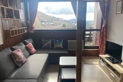 Image de Studio fonctionnel à Super Besse, skis aux pieds!
