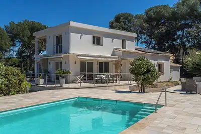 Image de Villa proche de la mer avec piscine