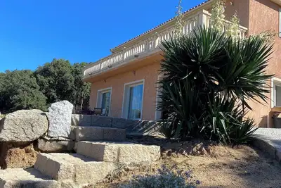 Emplacement idéal entre mer et montagne, à proximité des animations de Propriano