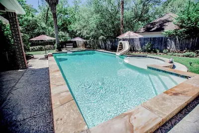 Image de Luxury Property 5br 5ba Sparkling Pool, Outdoor Entertainment Area, Billiards Ro