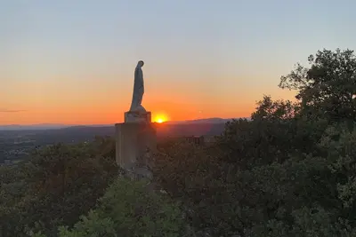 Image de Maison neuve de plain-pied au coeur d'un jardin arboré