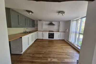 Image de Character Grade 2 listed 2 bedroom cottage in Hurst Green