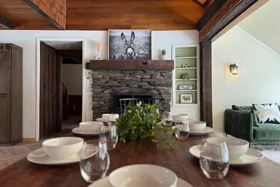 Image de Holiday Haus- Fireplace, Game Room, NearTrails!