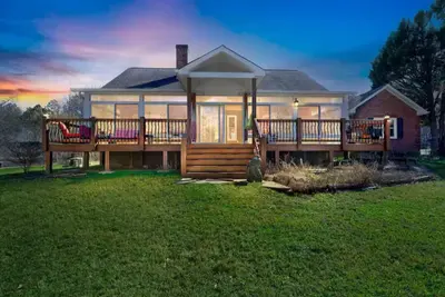 Image de Rustic Elegance: Farmhouse Retreat In Covington