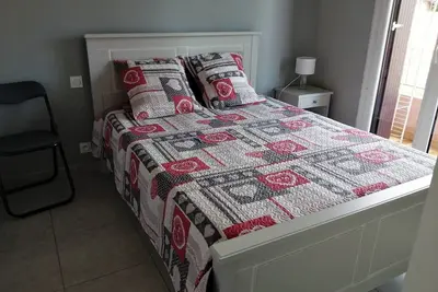 Image de Appartement calme, rénové, climatisé, place de parking et proche de la plage