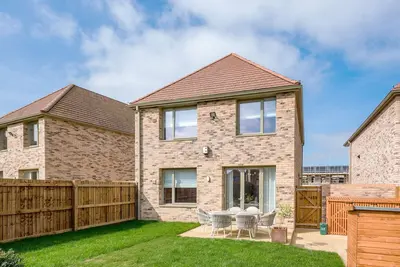 Image de Stylish 4-Br House - free parking & nice garden