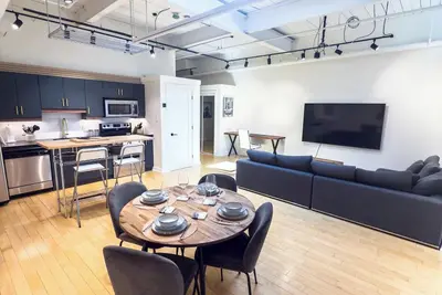 Image de Stylish 2br Industrial Loft in Trendy Leslieville – Walk to Shops & Dining