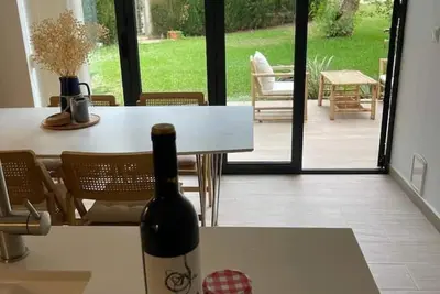 Image de Stylish 3 bedroom chalet with a pool near the sea