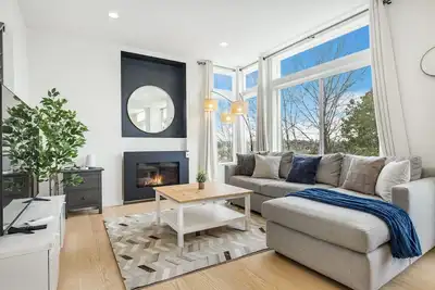 Image de Air-Conditioned 3br/3. 5ba Luxe Modern Home!