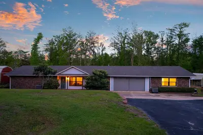 Image de Merritt's Mill Pond Hideaway - 2. 5 acres of waterfront paradise