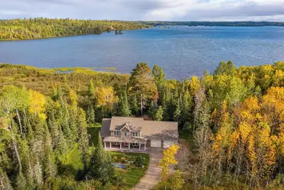 Image de Superb 4-bedroom house on Shagawa Lake with dock, boat lift, and total comfort.