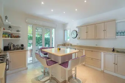 Image de Appartement dans une copropriété. Piscine partagée. \nVue baous, un havre de paix.