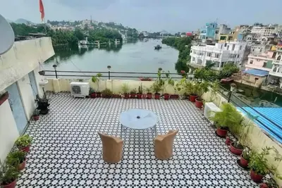 Image de Serene Lakeside Stay with HotTub & Private Terrace