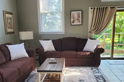 Image de Charming, Large, 2-bedroom apartment with Ac, and fast Wifi. Self-Check In.