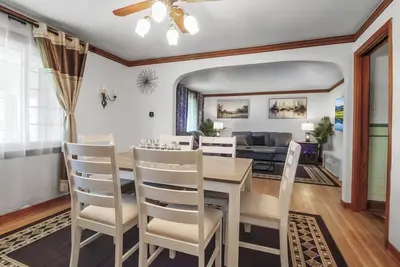 Image de Beautiful Home in Buffalo near Airport with Ac, WiFi, 3King Beds & Free Parking