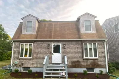 Image de Welcome to Chappy Delight, a charming vacation home on Chappaquiddick Island.