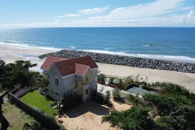 Image de Villa Vue Océan avec Accès Direct à la Plage depuis le Jardin