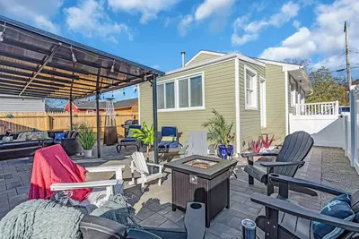 Image de Sunset Retreat! Huge Patio&GameRm! Walk to Beach!