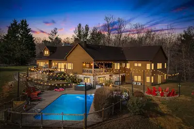 Image de Lux Home w Indoor Pool, Firepits, Hot Tub, 5 Acres