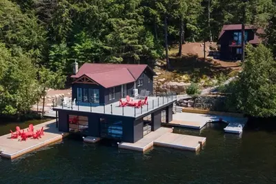 Image de First Summer Available For Rent! \nRenovated 3 Bedroom Boathouse on Lake Rosseau