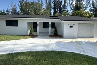 Image de Sunrise Oasis Our charming 3 Bedroom 2 Bathroom, beautiful Lakeview Getaway.