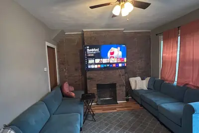 Image de Clean & Central Pittsburgh Retreat • Cozy + Highly Walkable!