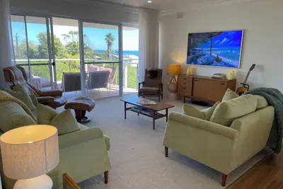 Image de Pet Friendly Retro Coastal Views in Carrickalinga - 7 Beds, 2 bath, 10 guests