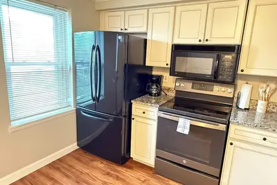 Image de Stay a While - Stylish & Comfortable 2 Bedroom 1. 5 Bath Near White Marsh Mall