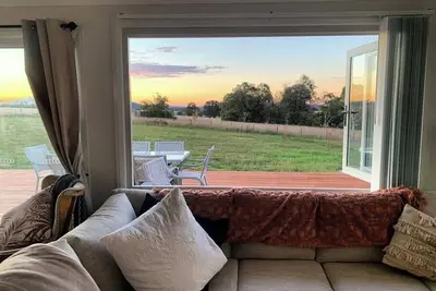 Image de Unwind in a rustic cottage getaway, nestled in a small country town