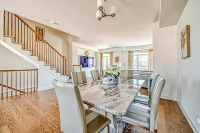 Image de Cozy New Townhome Enclave. . . 18 minutes from Ottawa Downtown.