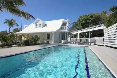 Image de Charming 2br Island Cottage w/ Pool & Generator, great Wifi & Central Location!