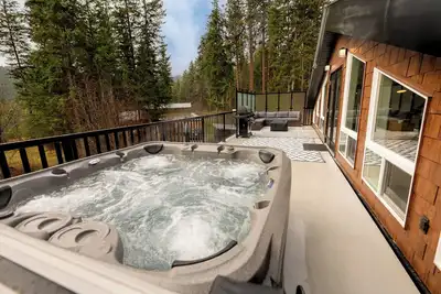 Image de A lovely lake town luxury hot tub, creekside oasis/w hiking & outdoor activities