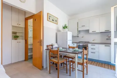 Image de Apartment on two levels in the center, a stone's throw from the sea