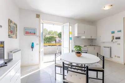 Image de Apartment with terrace a stone's throw from the sea