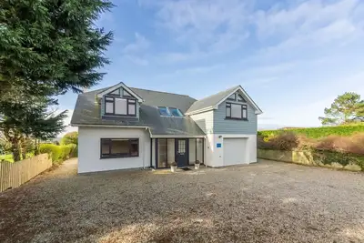 Image de Highcroft is an exceptional four-bedroom, four-bathroom home