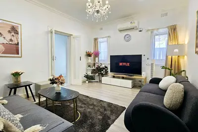 Mins to Mall Convenient 3Beds Classic Charm Home