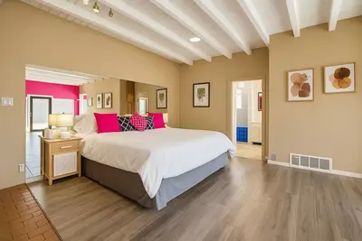 Image de Fenced yard|Dogs accepted|Sleeps up to 4 - Monthly Stays Available!