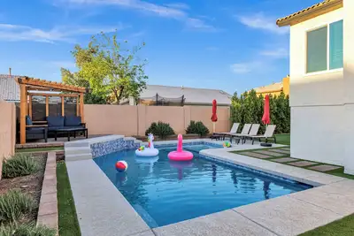 Image de New! Luxe Vacation Getaway - heated pool and putting green