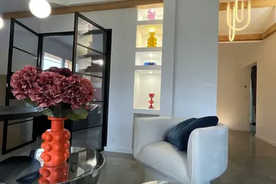 Image de Appartement moderne dominant la ville