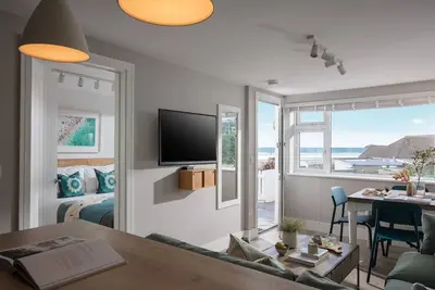TidePod - stylish holiday chalet in the centre of Polzeath